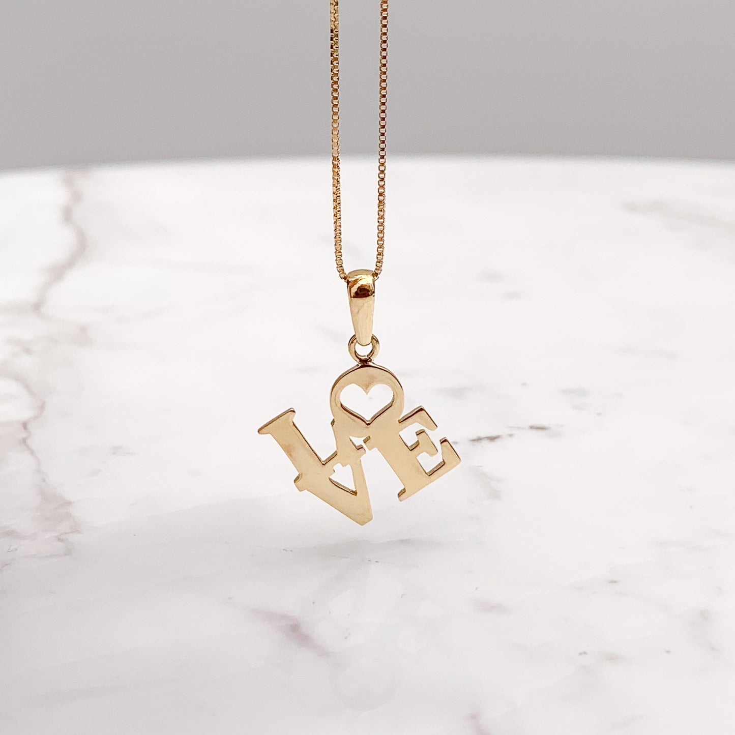 Dije LOVE en Oro 18k
