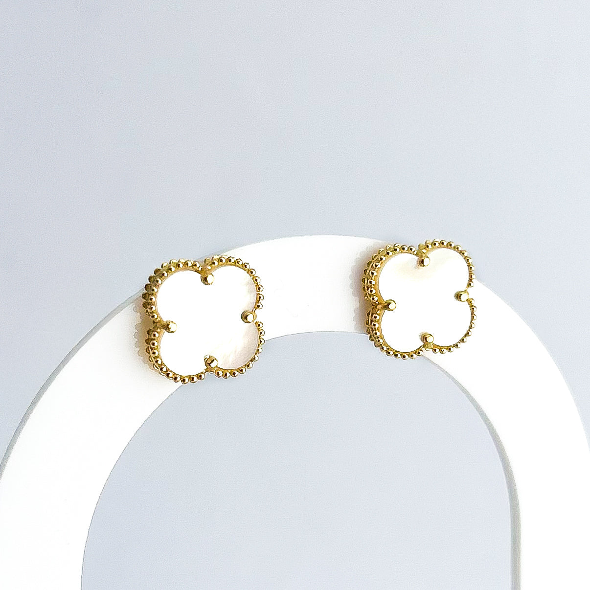 Aretes trébol nácar blanco oro 18k