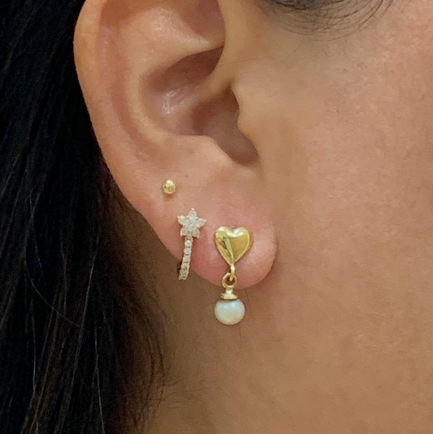 Aretes corazón con perla oro 18k