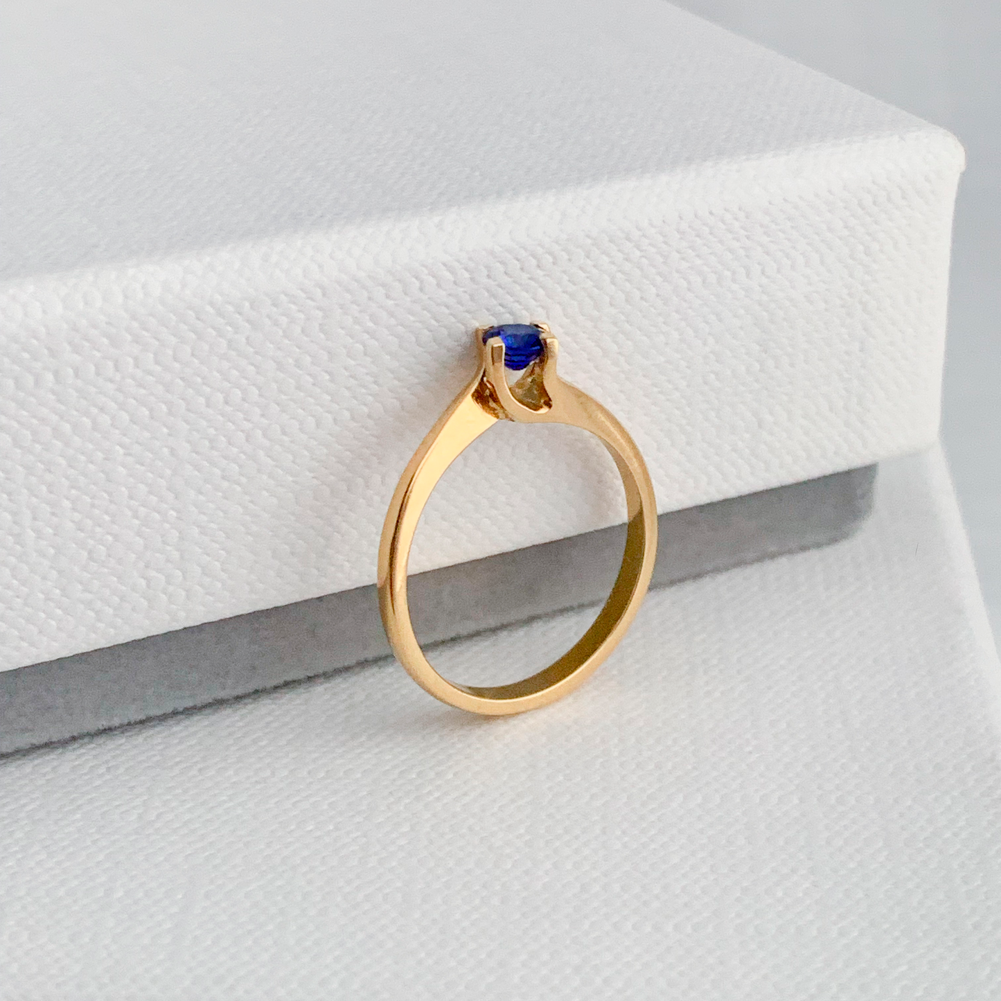 Anillo Lars con Zafiro Oro 18k