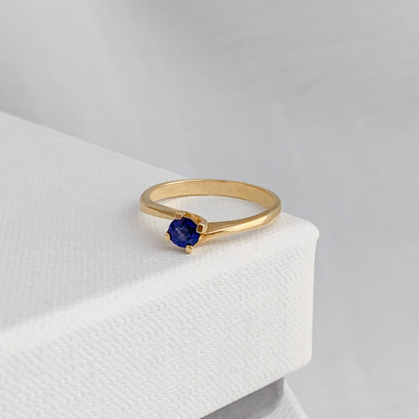 Anillo Lars con Zafiro Oro 18k