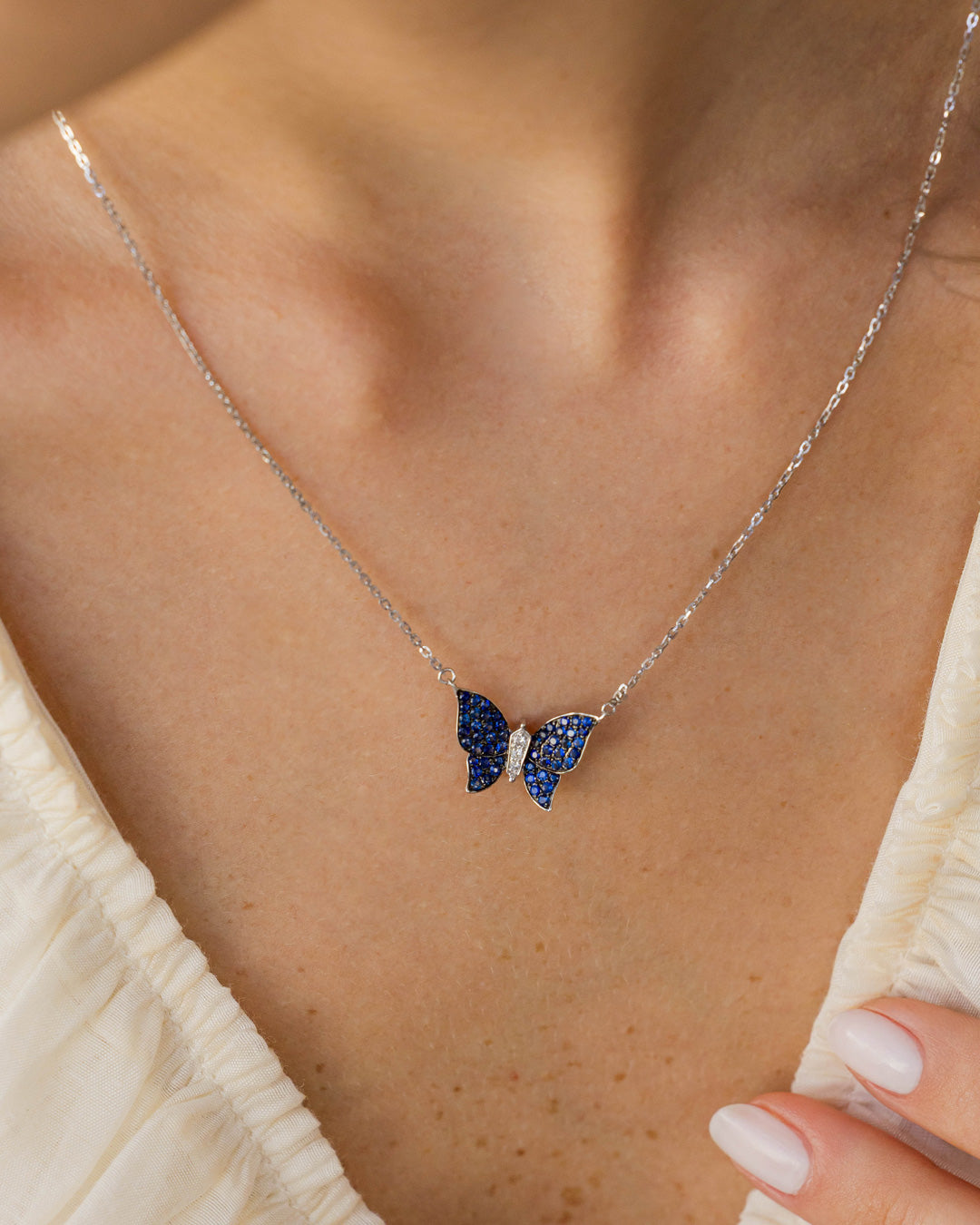 Collar Mariposa con zafiros y diamantes oro blanco 18k