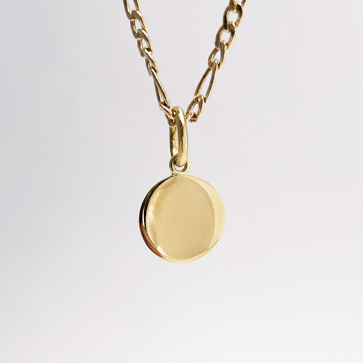 Dije placa redondo en Oro18k