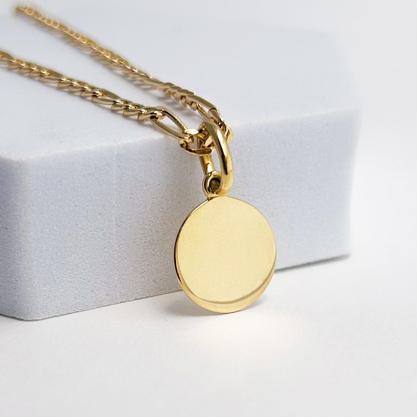 Dije placa redondo en Oro18k