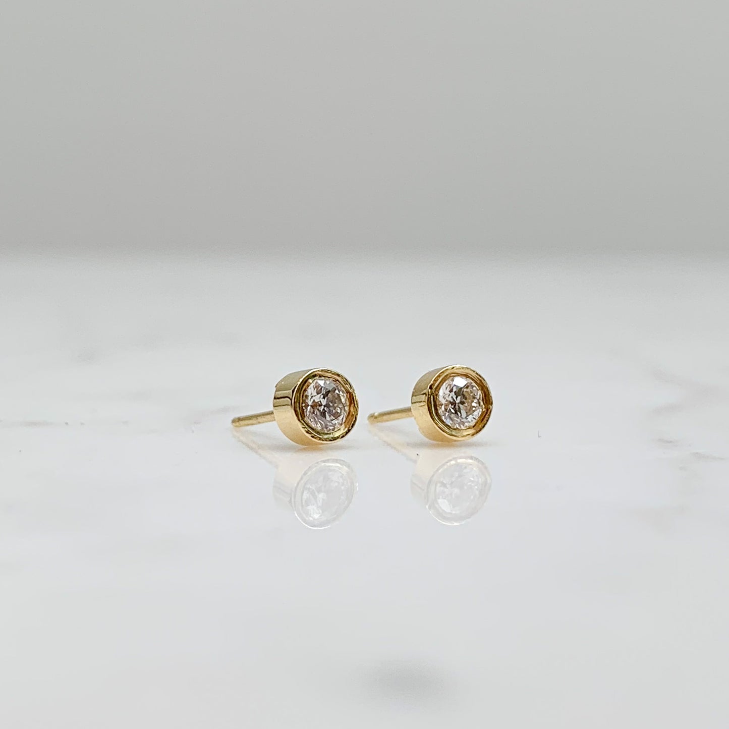 1/2 par de Aretes para bebé bicelado con diamantes en Oro18k