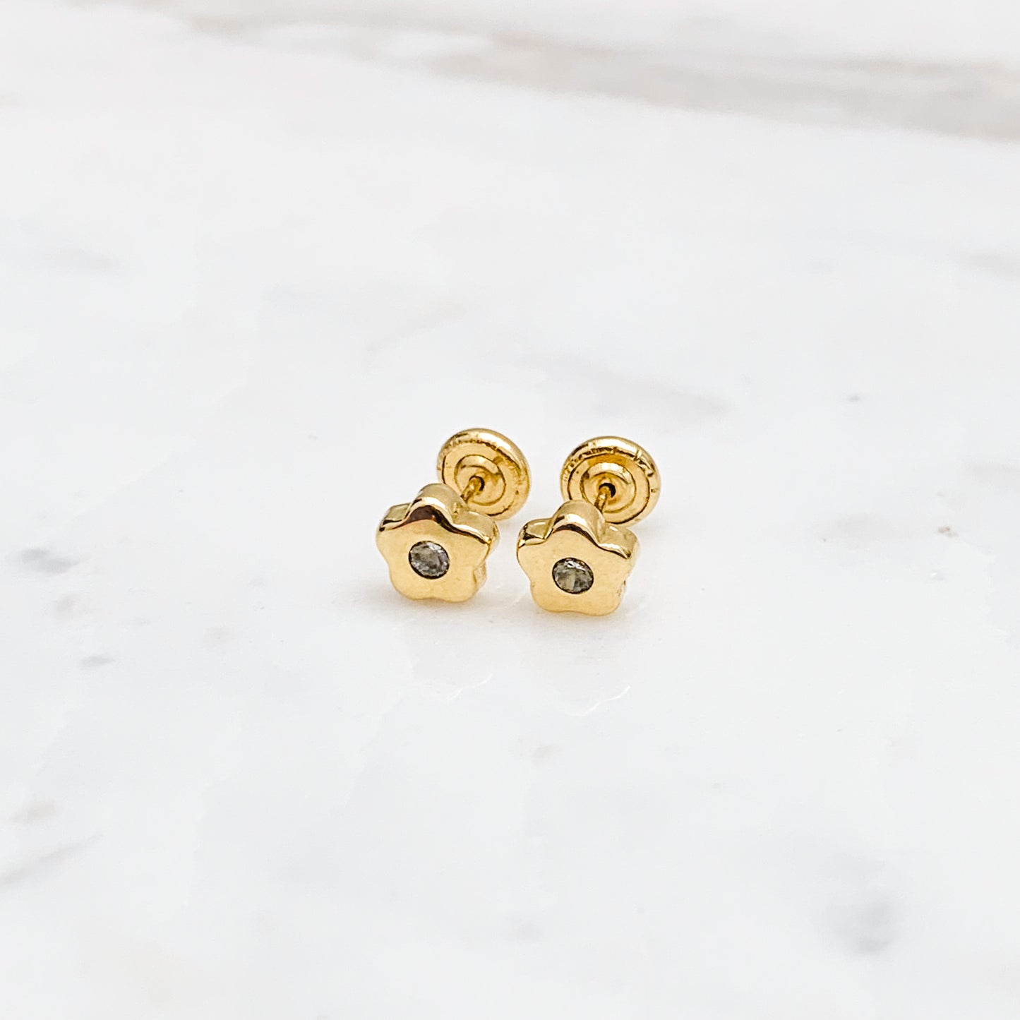 Aretes bebé flor con circón en Oro18k