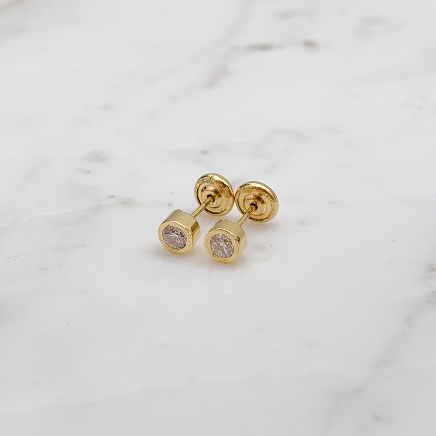 1/2 par de Aretes para bebé bicelado con diamantes en Oro18k