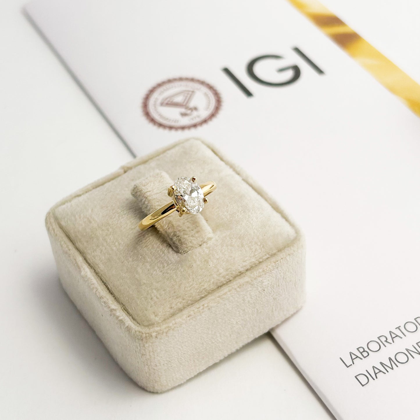 Anillo Solitario con Diamante Oval Lab Grown de 1.09 cts en Oro 18K