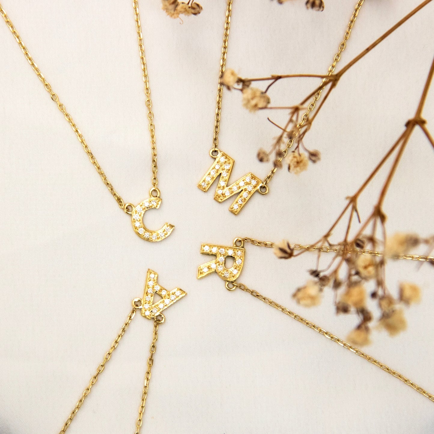 Gargantilla de inicial con diamantes Oro18k