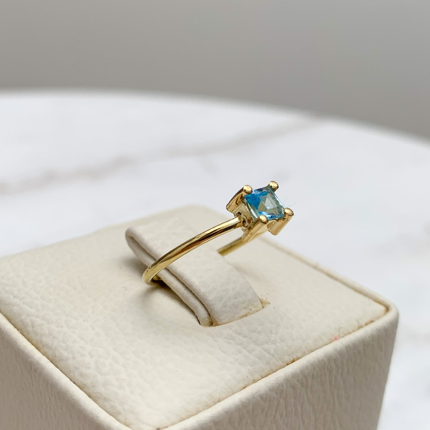 Anillo Sansa - Topacio azul cuadrada en Oro18k