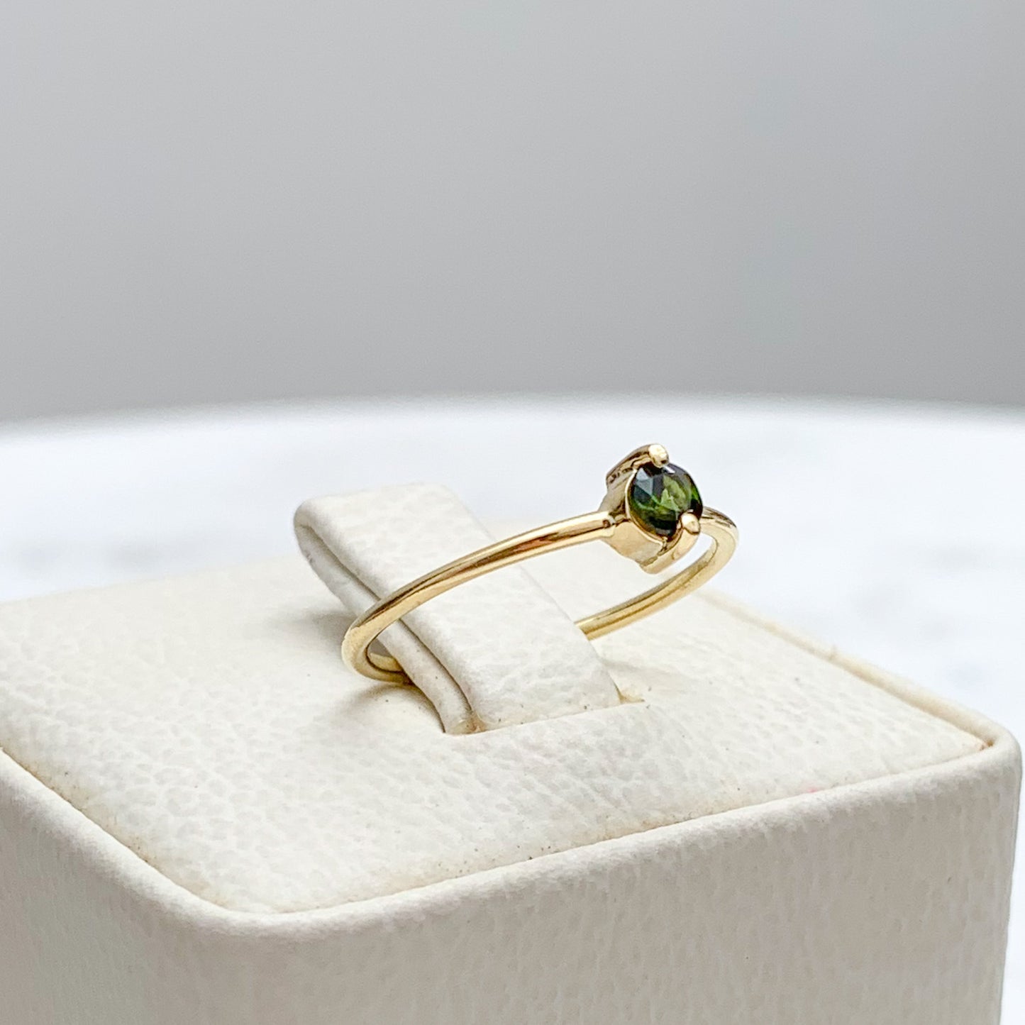 Anillo Alvis con piedra natural Oro18k