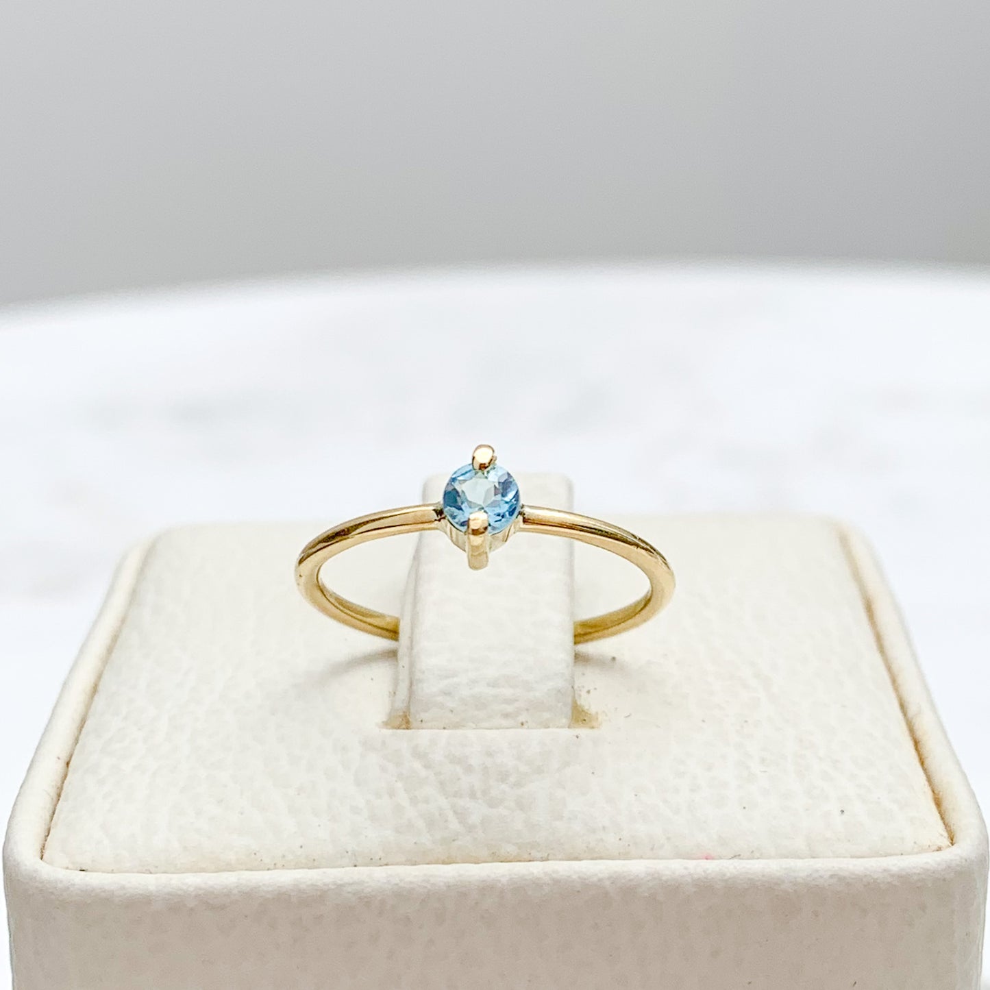 Anillo Alvis con piedra natural Oro18k