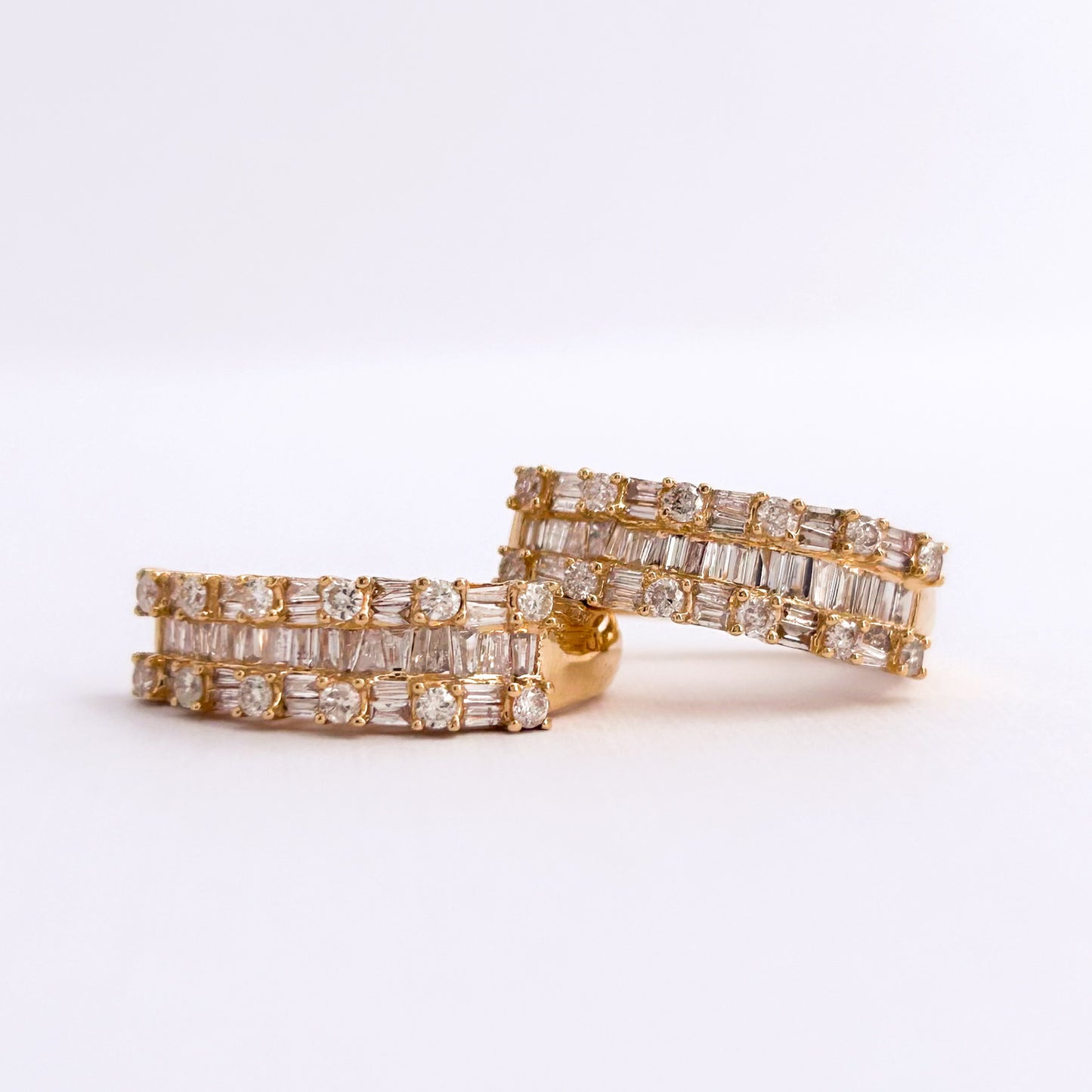 Argollas oval con diamantes baguette en oro 18k