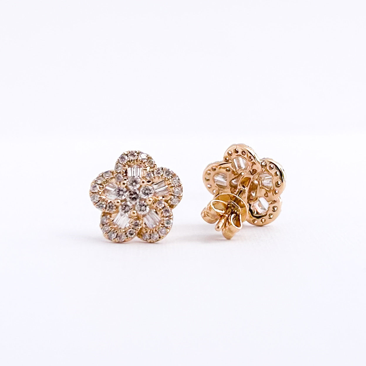 Aretes Blossom con diamantes en oro 18k