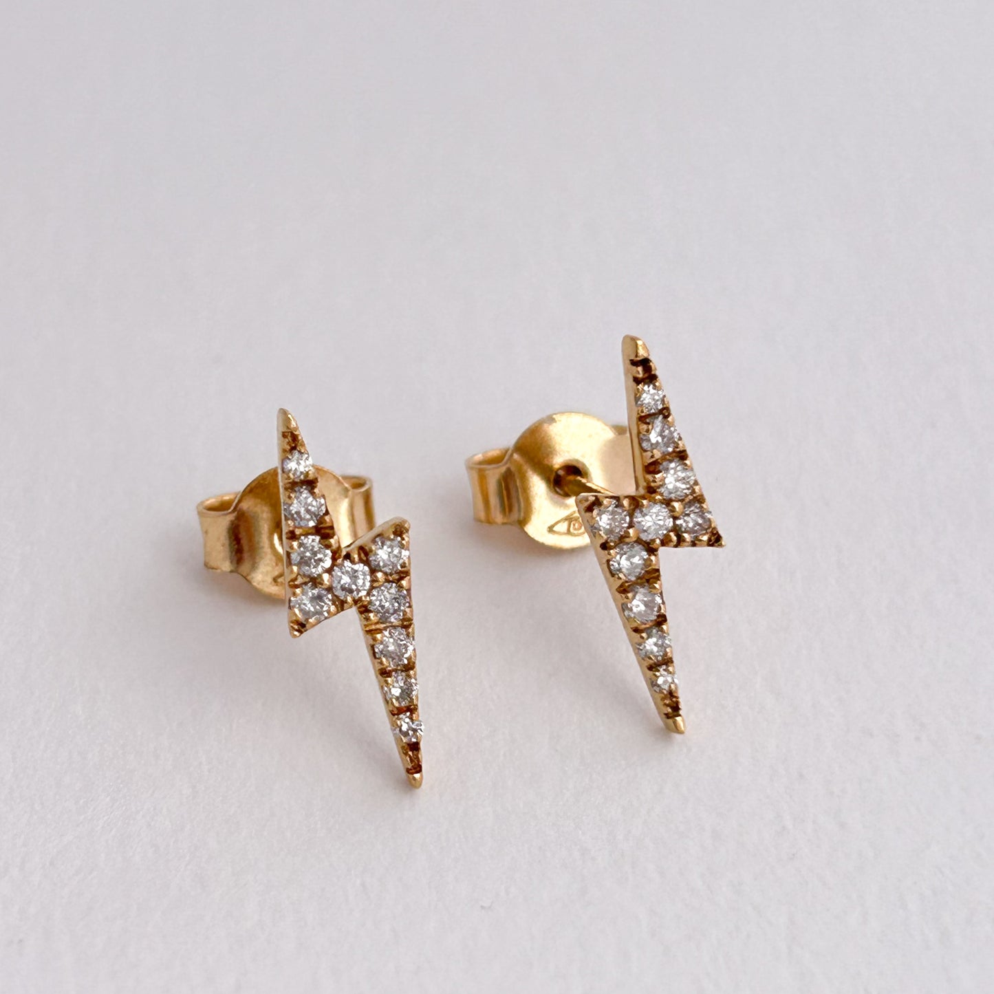 Aretes rayo con diamantes en Oro 18k