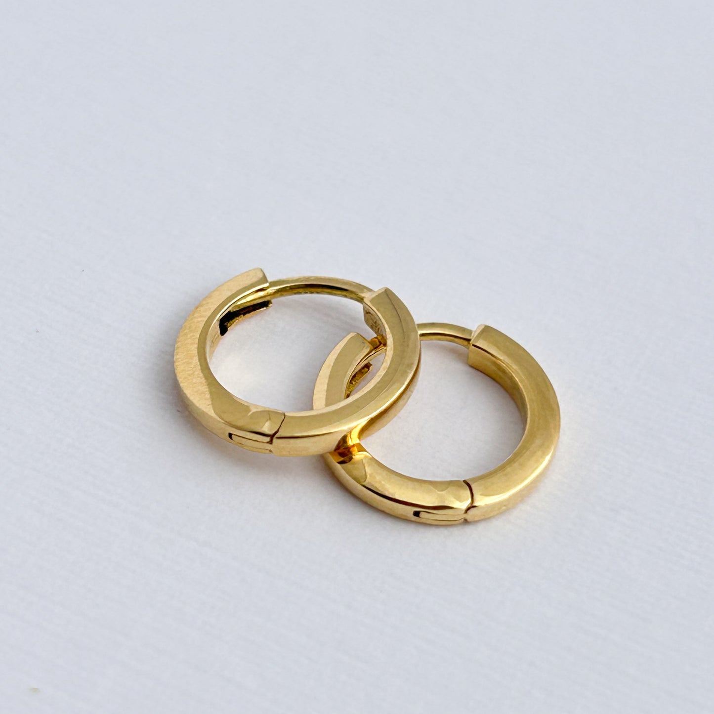 Argollas mini cinta niña oro 18k