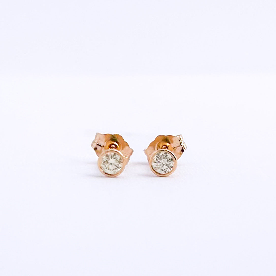 Aretes stud punto de luz bicelado con diamante en oro 18k