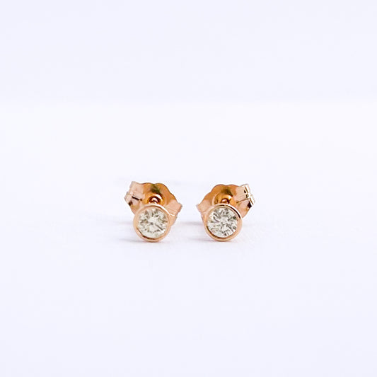 Aretes stud punto de luz bicelado con diamante en oro 18k