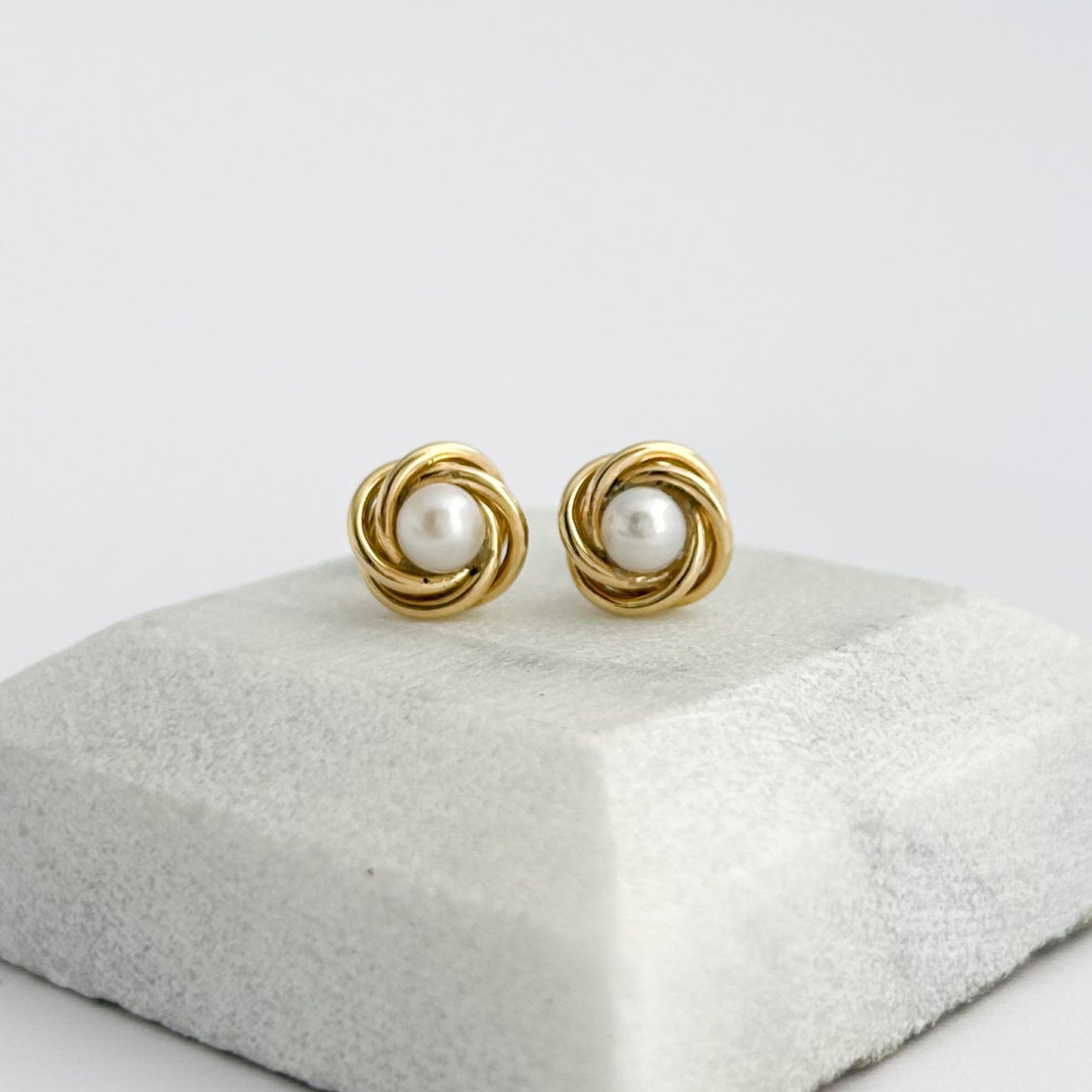 Aretes Nudos con Perlas Oro18k