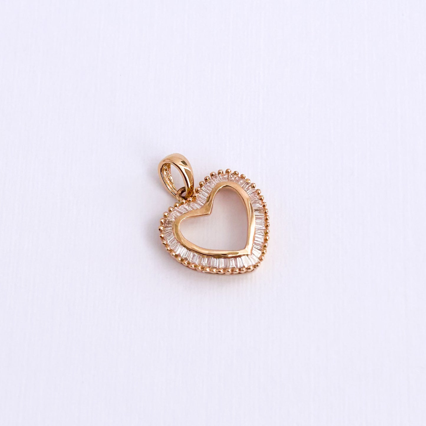 Dije Corazón calado con diamantes baguette en oro 18k