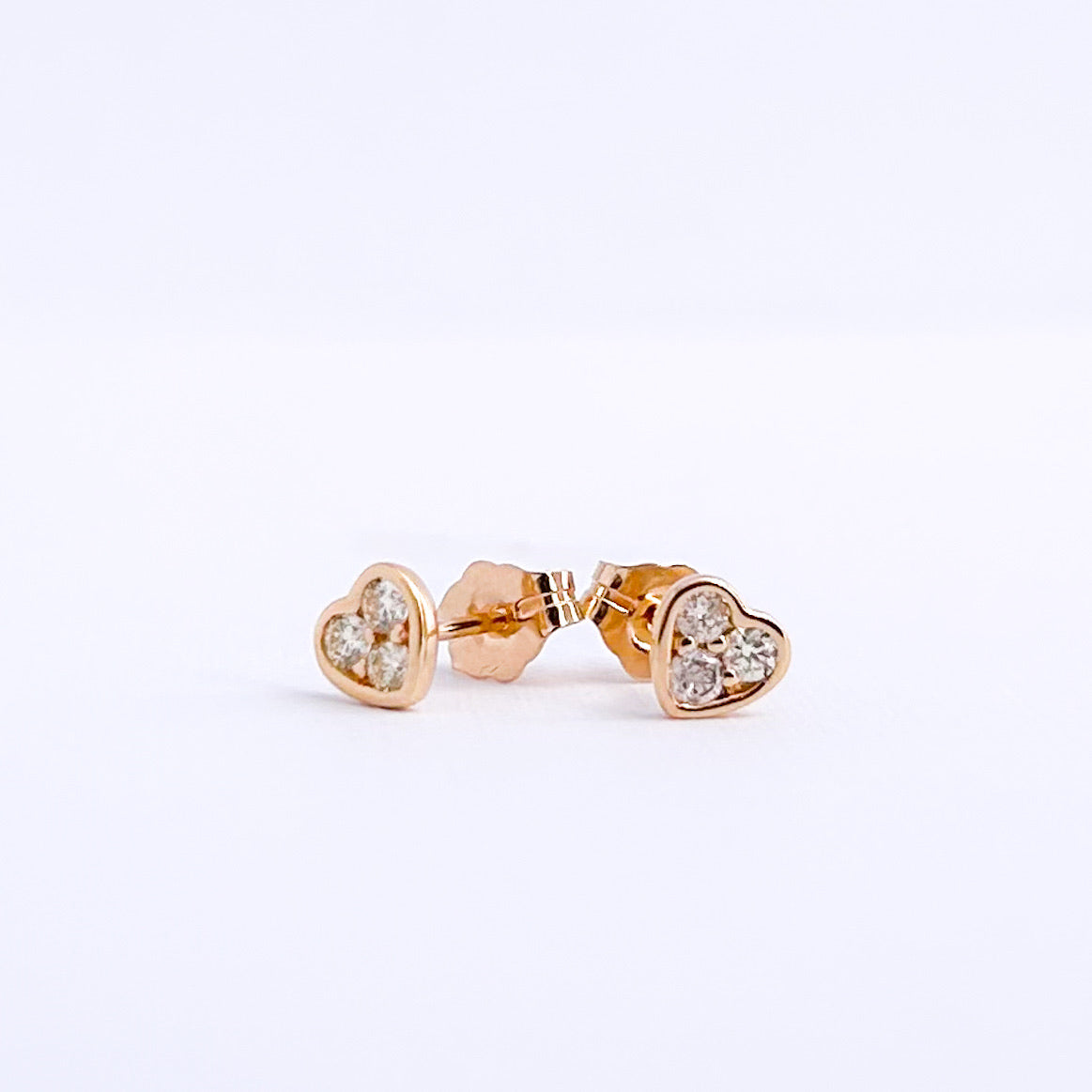 Aretes stud corazón con diamantes en oro 18k