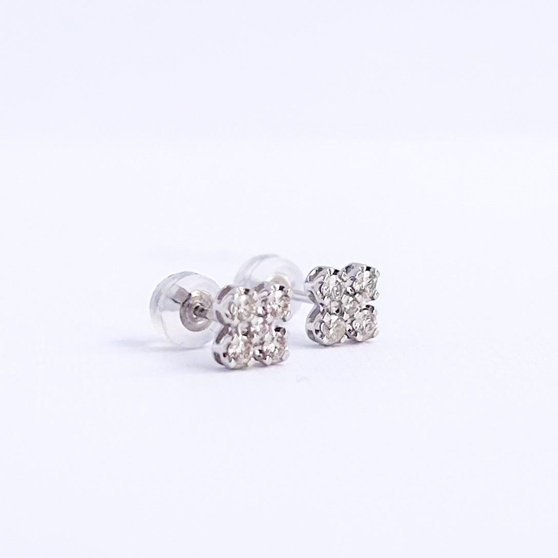 Aretes trébol mini con diamantes 0.26 cts  en Oro 18k