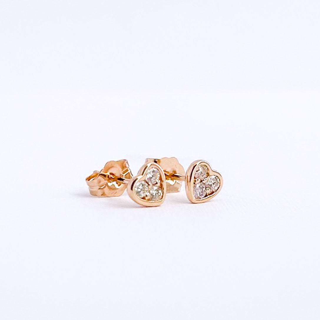 Aretes stud corazón con diamantes en oro 18k