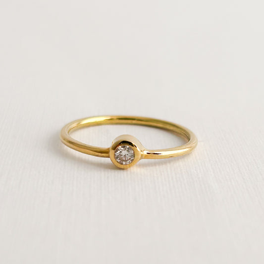 Anillo punto de luz oro 18k y diamante 0.10 cts