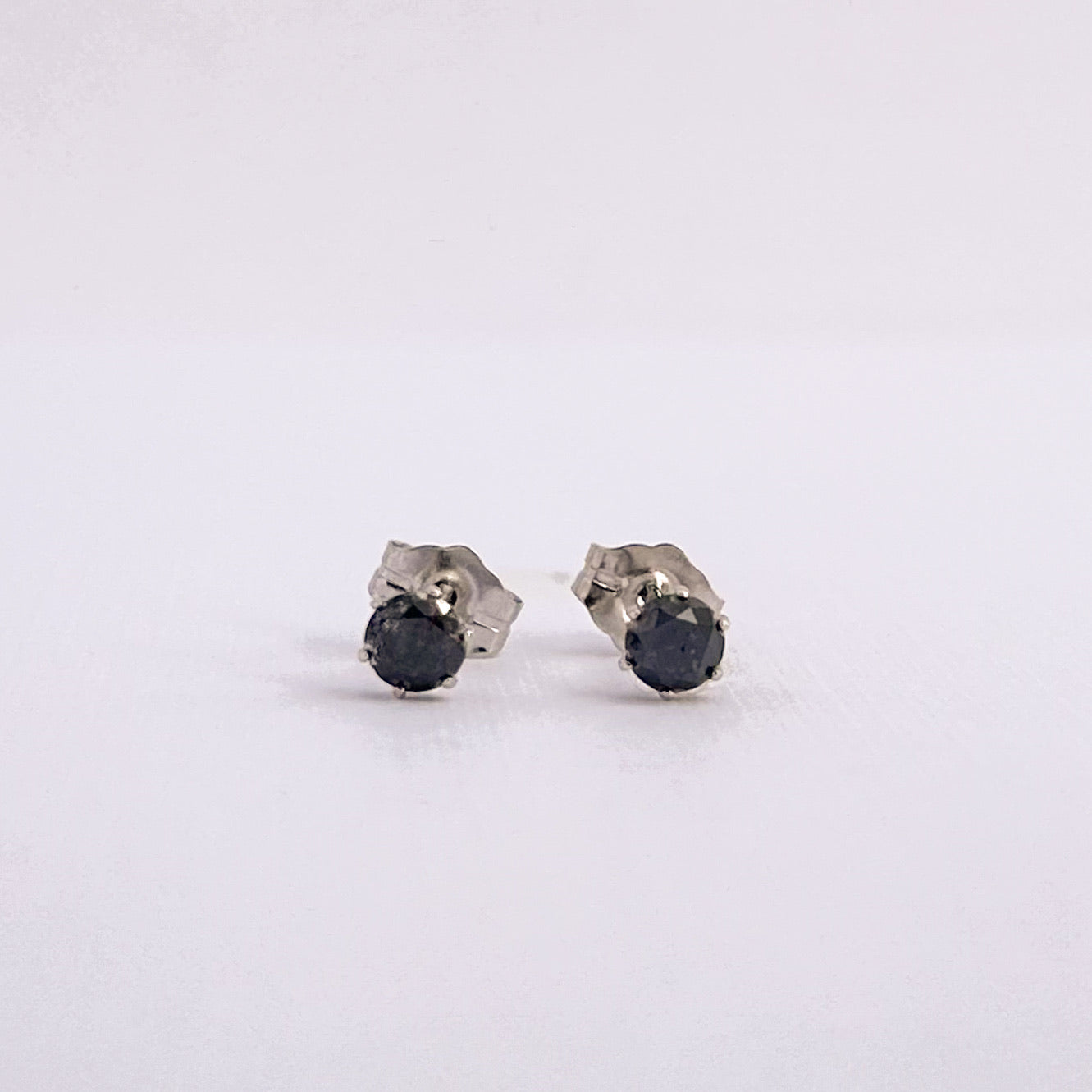 Aretes stud con diamantes negros en oro 18k