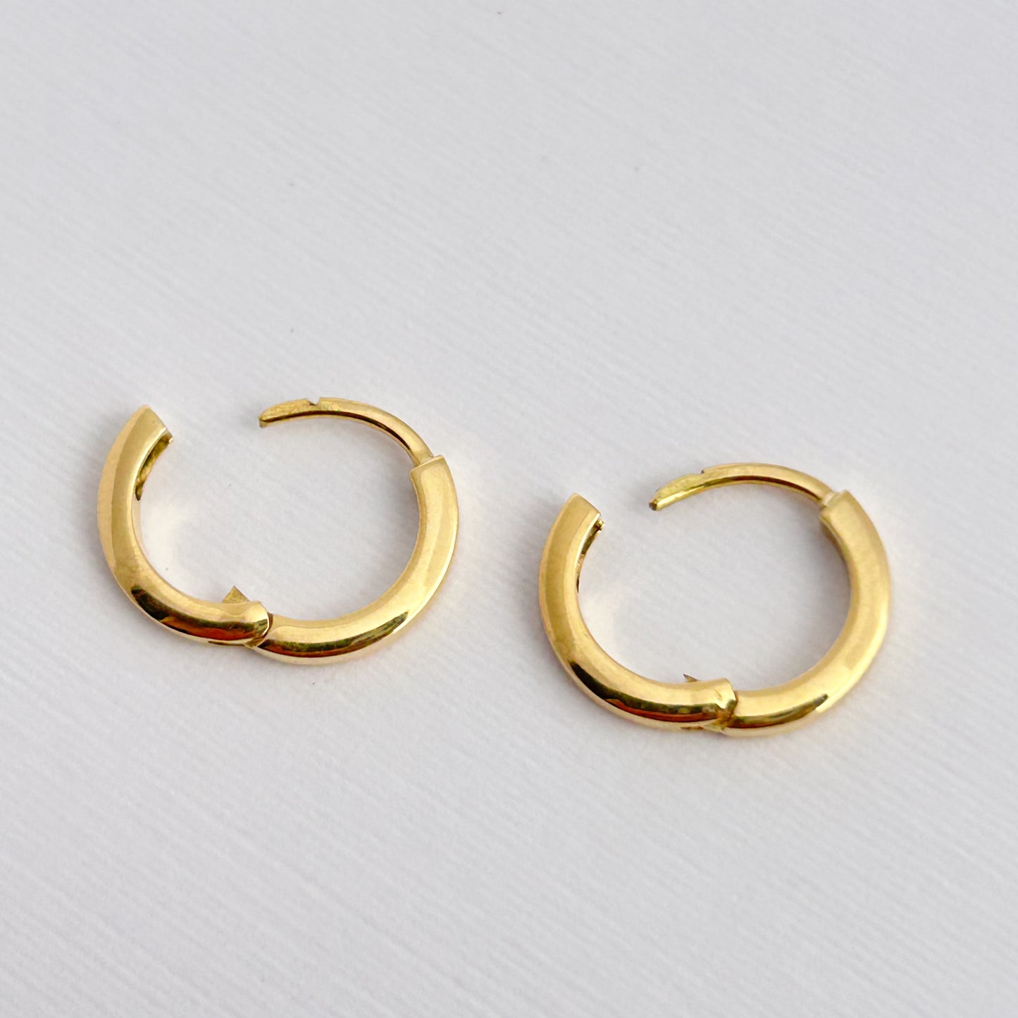 Argollas mini cinta niña oro 18k