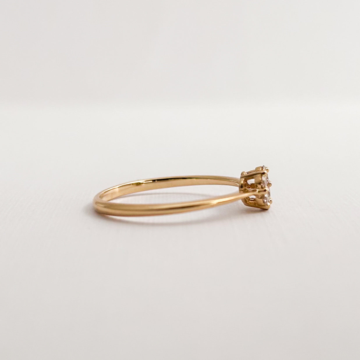 Anillo mini roseta redonda con diamantes 0.14 cts en oro 18k