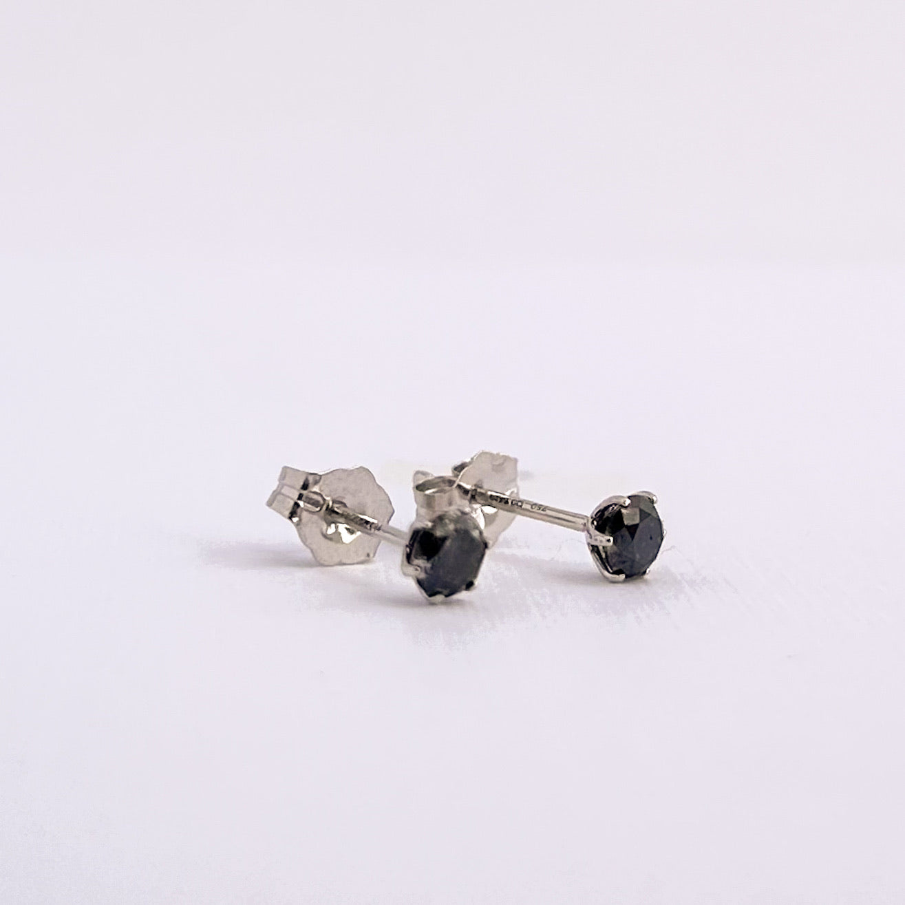 Aretes stud con diamantes negros en oro 18k