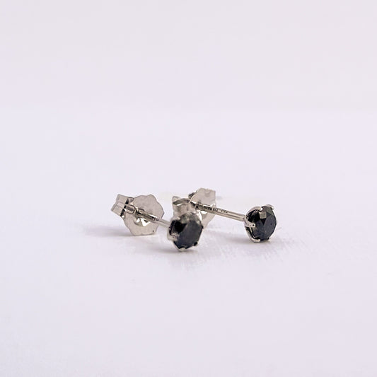 Aretes stud con diamantes negros en oro 18k