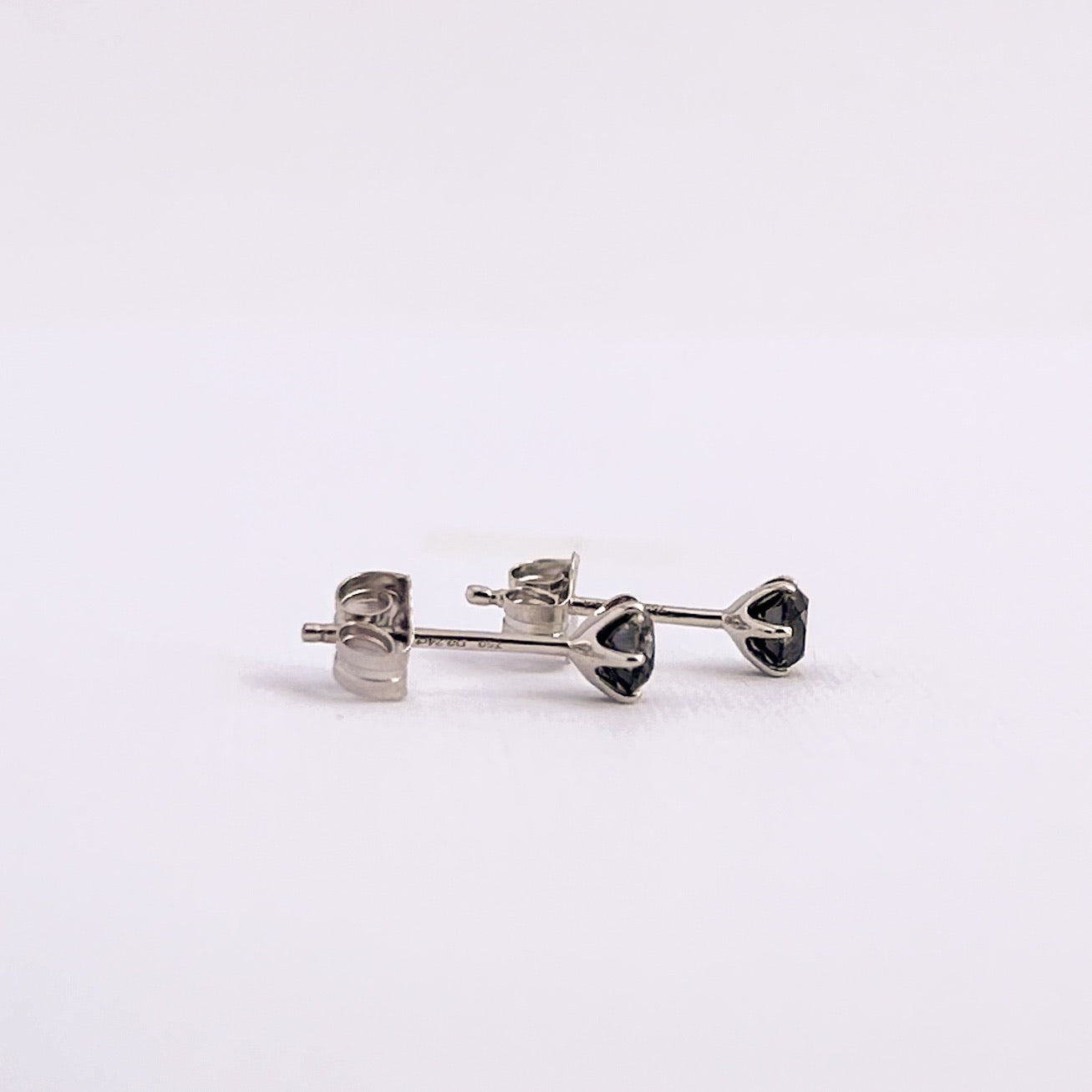 Aretes stud con diamantes negros en oro 18k