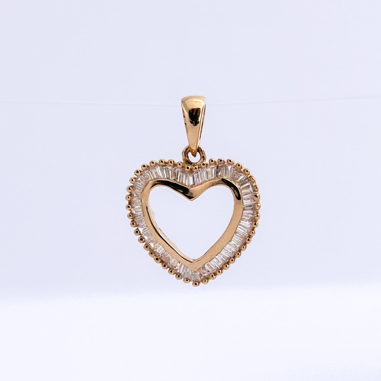 Dije Corazón calado con diamantes baguette en oro 18k