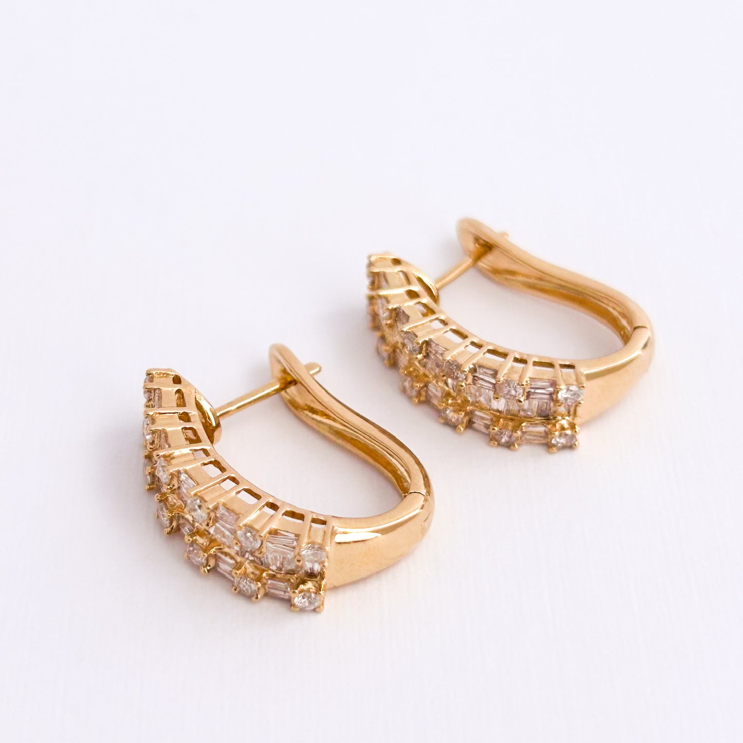 Argollas oval con diamantes baguette en oro 18k