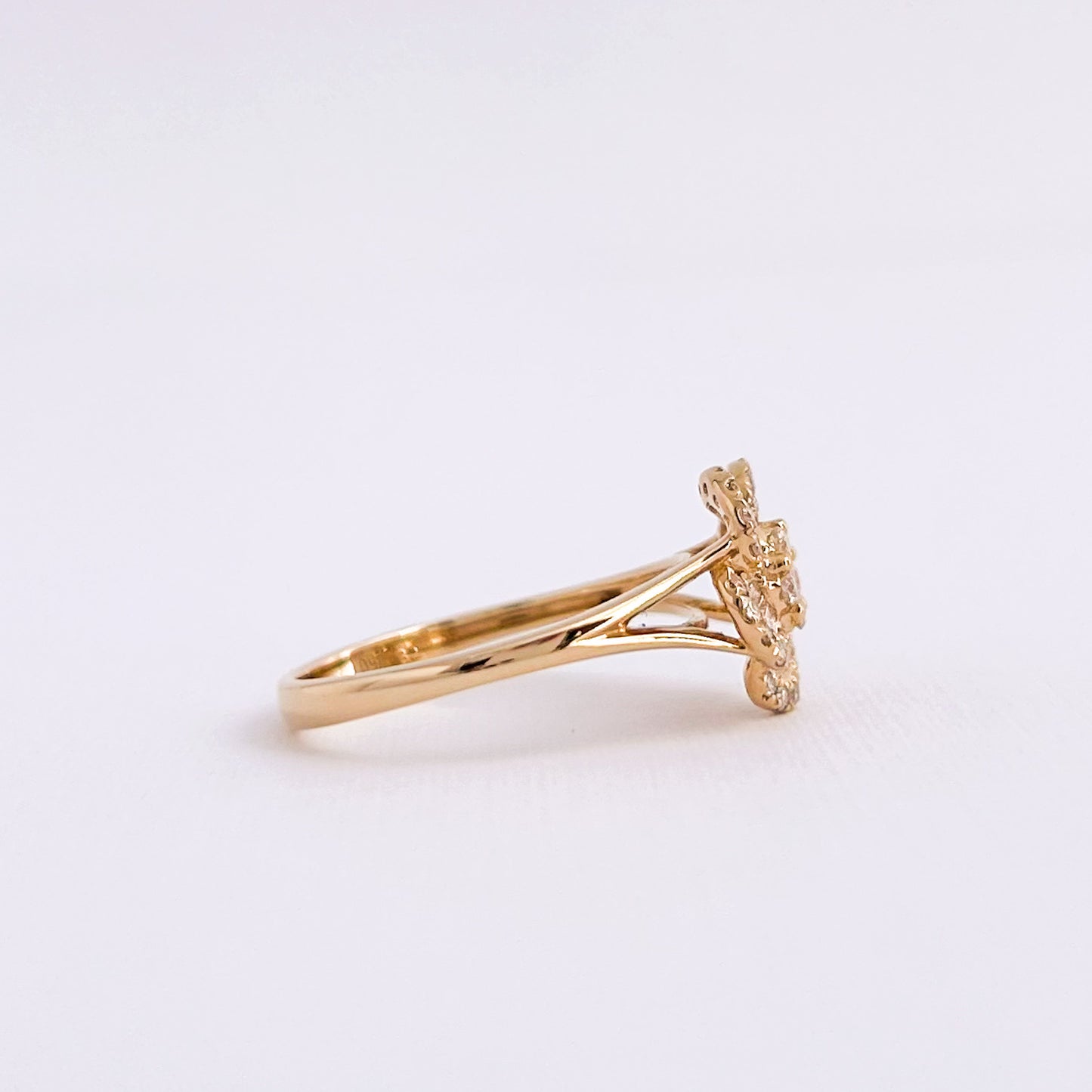 Anillo Blossom con diamantes en oro 18k