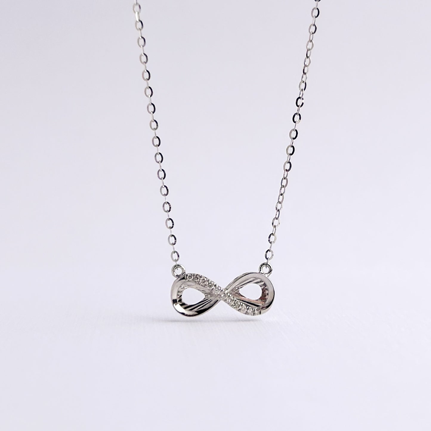 Collar infinito star setting oro blanco 18k