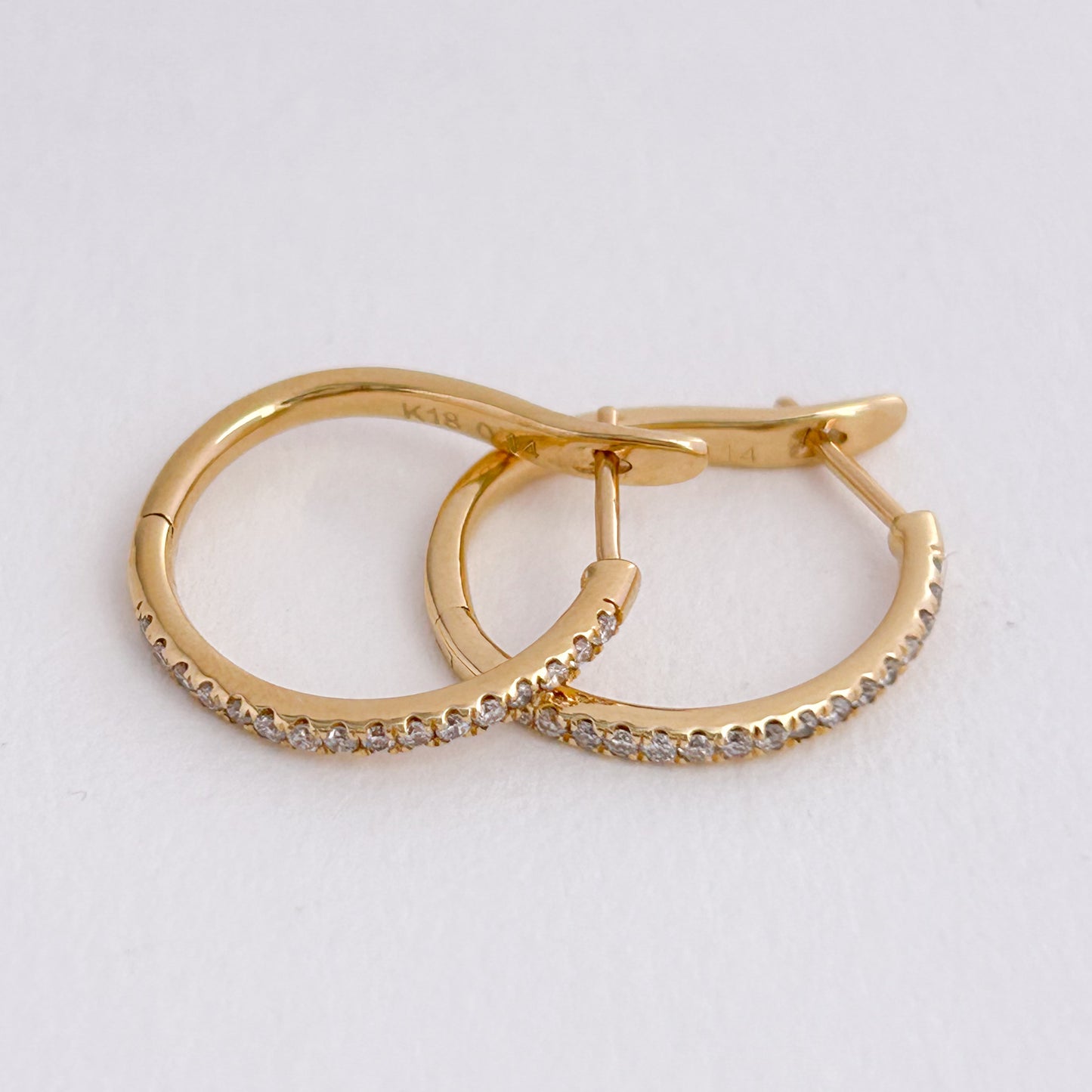 Argollas Oval 1.9 cm con diamantes en Oro 18k