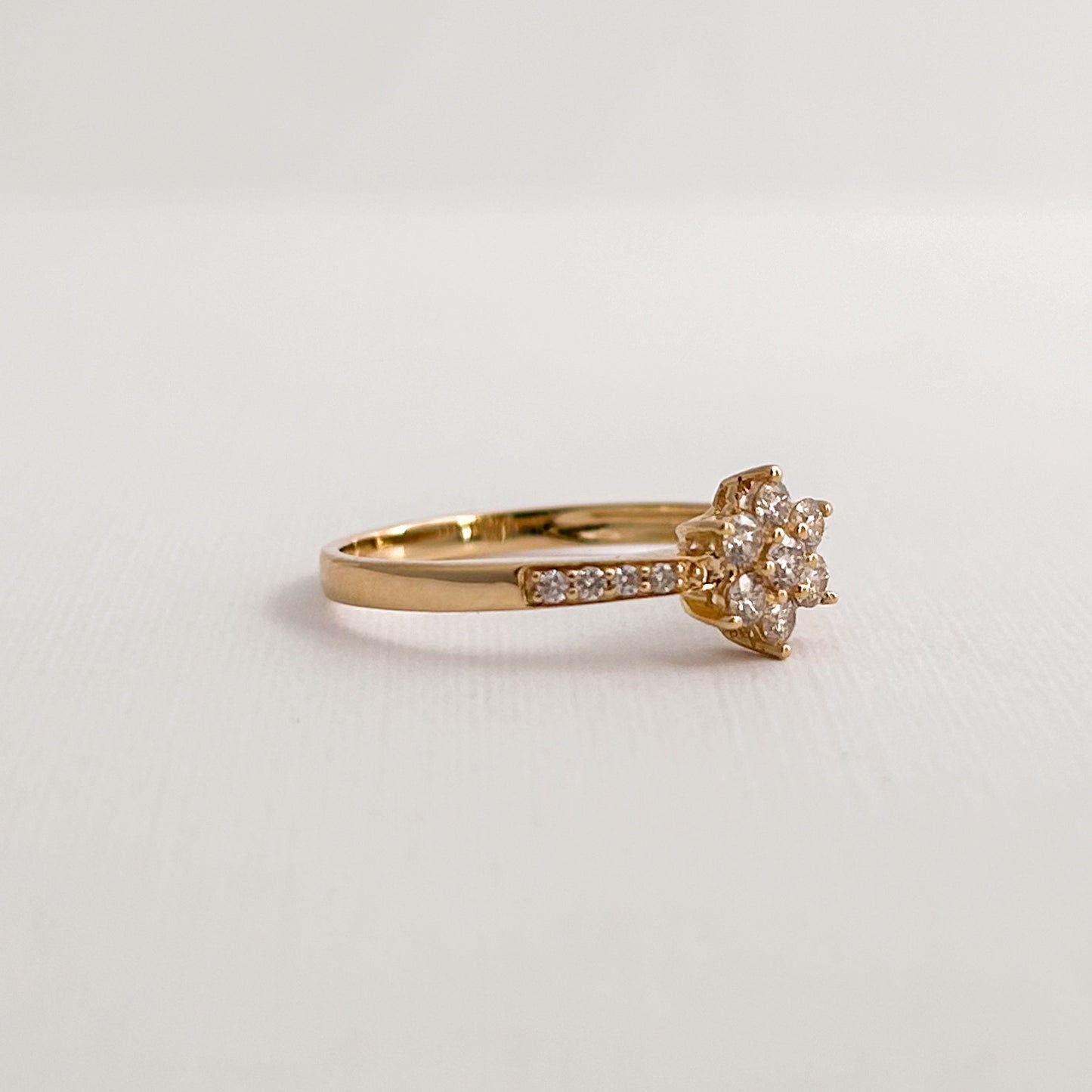 Anillo Roseta rivier con diamantes 0.30 cts en oro 18k