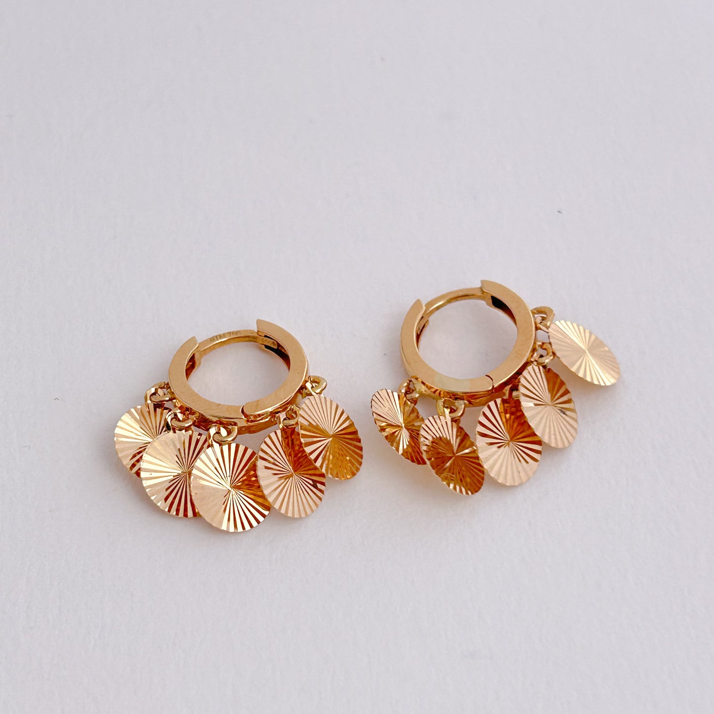 Argollas con circulos diamantados en Oro 18k