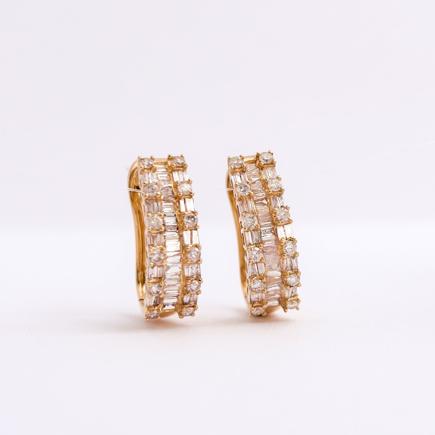 Argollas oval con diamantes baguette en oro 18k