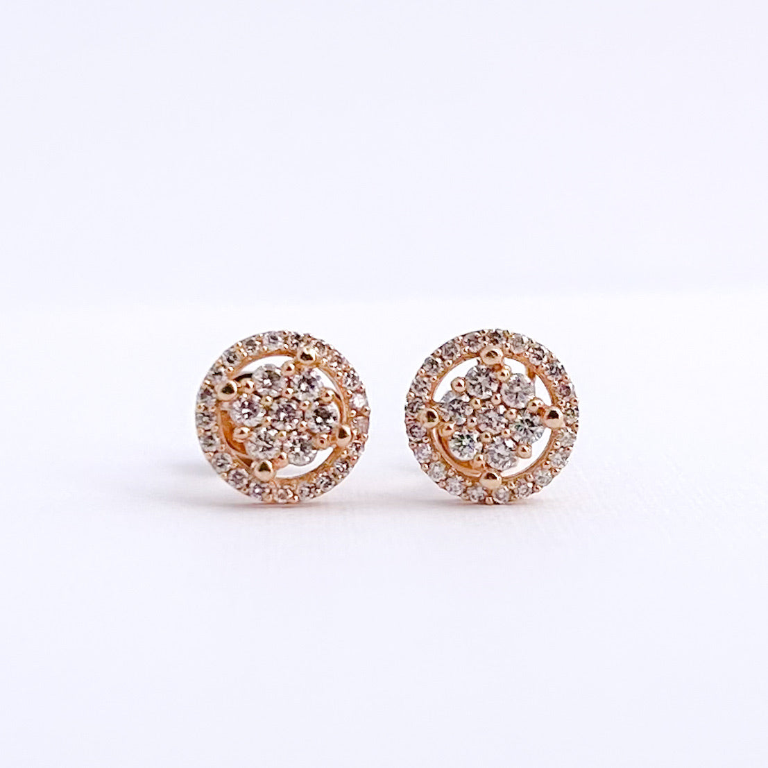 Aretes Halo Redondos con diamantes medianos en oro 18k