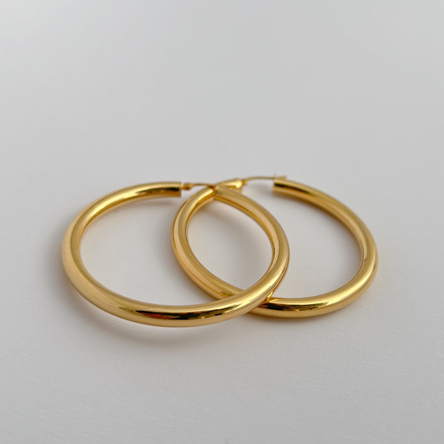 Argollas tubo gruesas 4 mm oro 18k