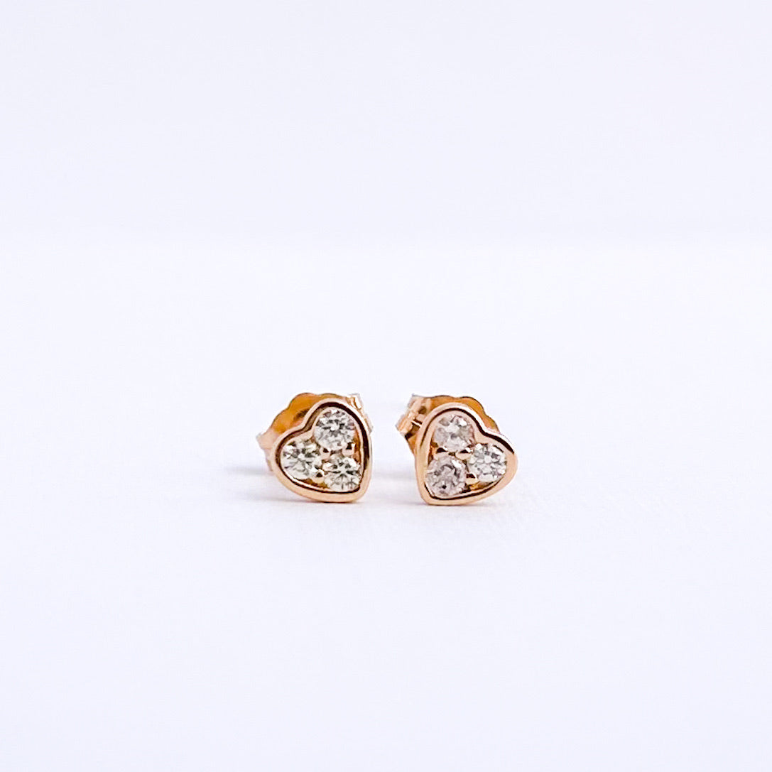 Aretes stud corazón con diamantes en oro 18k