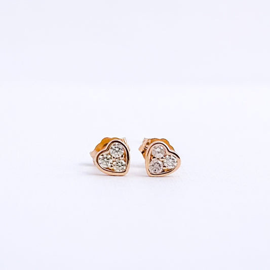 Aretes stud corazón con diamantes en oro 18k