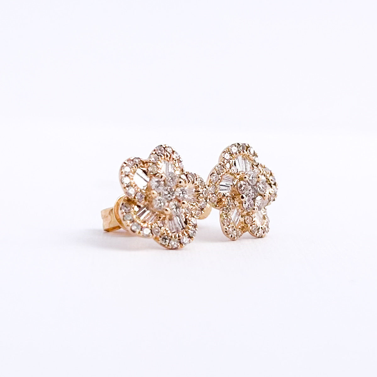 Aretes Blossom con diamantes en oro 18k