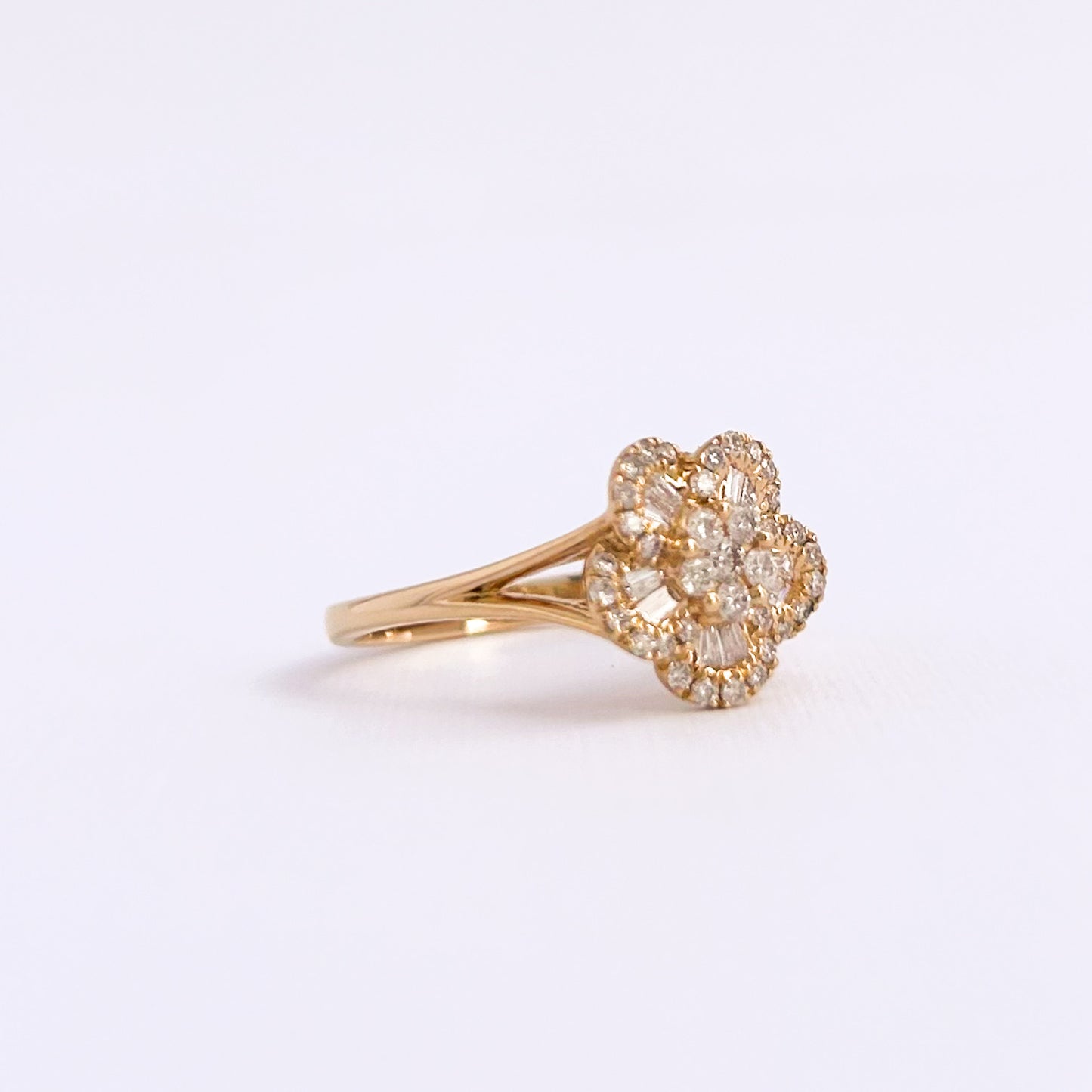 Anillo Blossom con diamantes en oro 18k