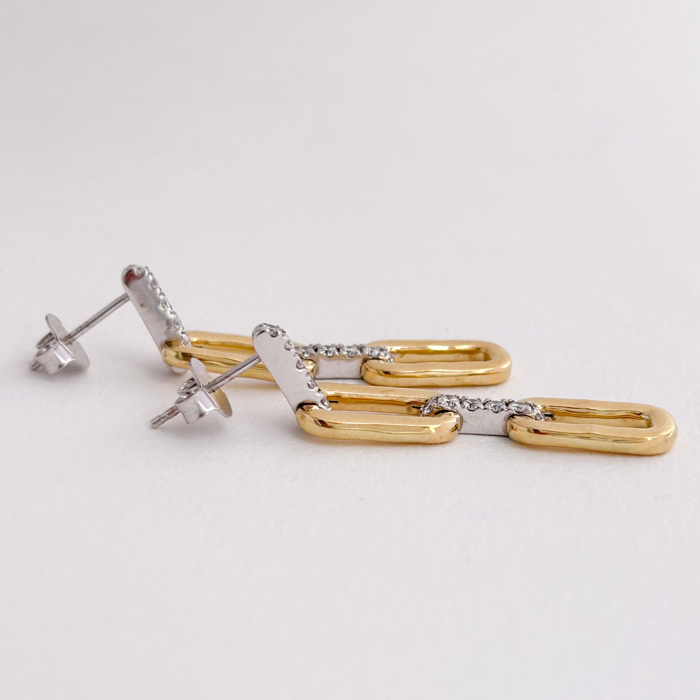 Aretes clip colgantes con oro blanco y diamantes en Oro 18k