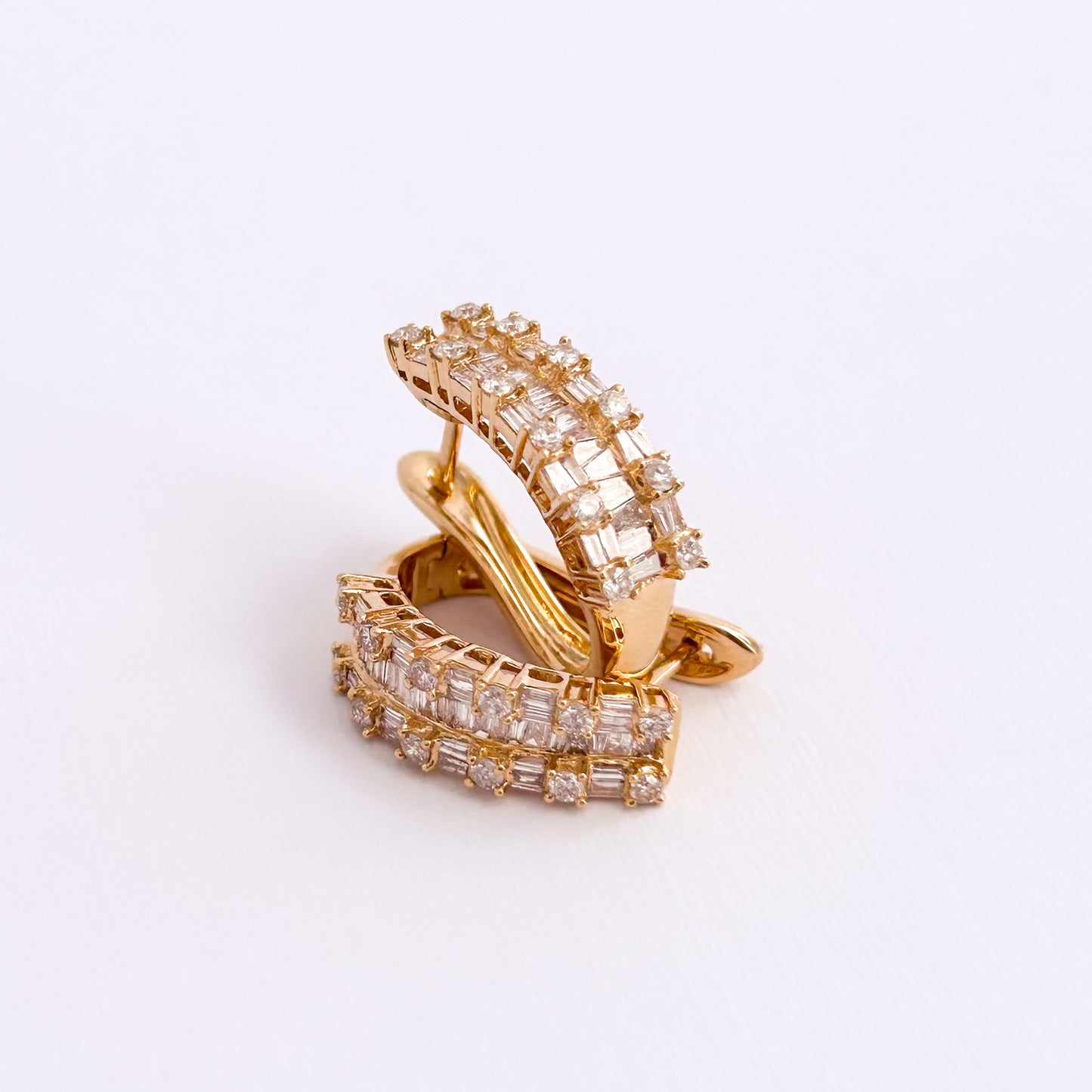 Argollas oval con diamantes baguette en oro 18k